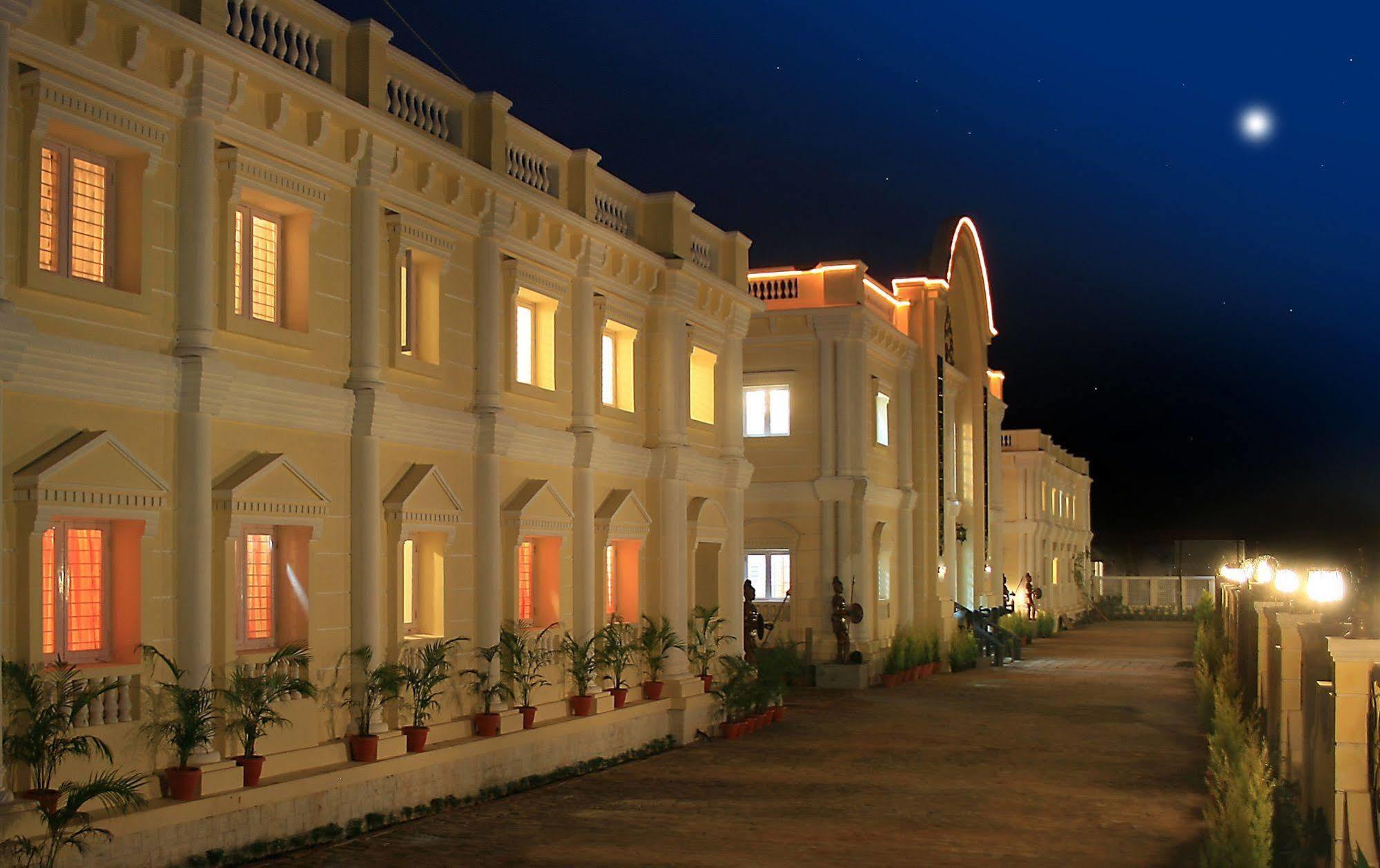 Kumararraja Palace Yelagiri Buitenkant foto