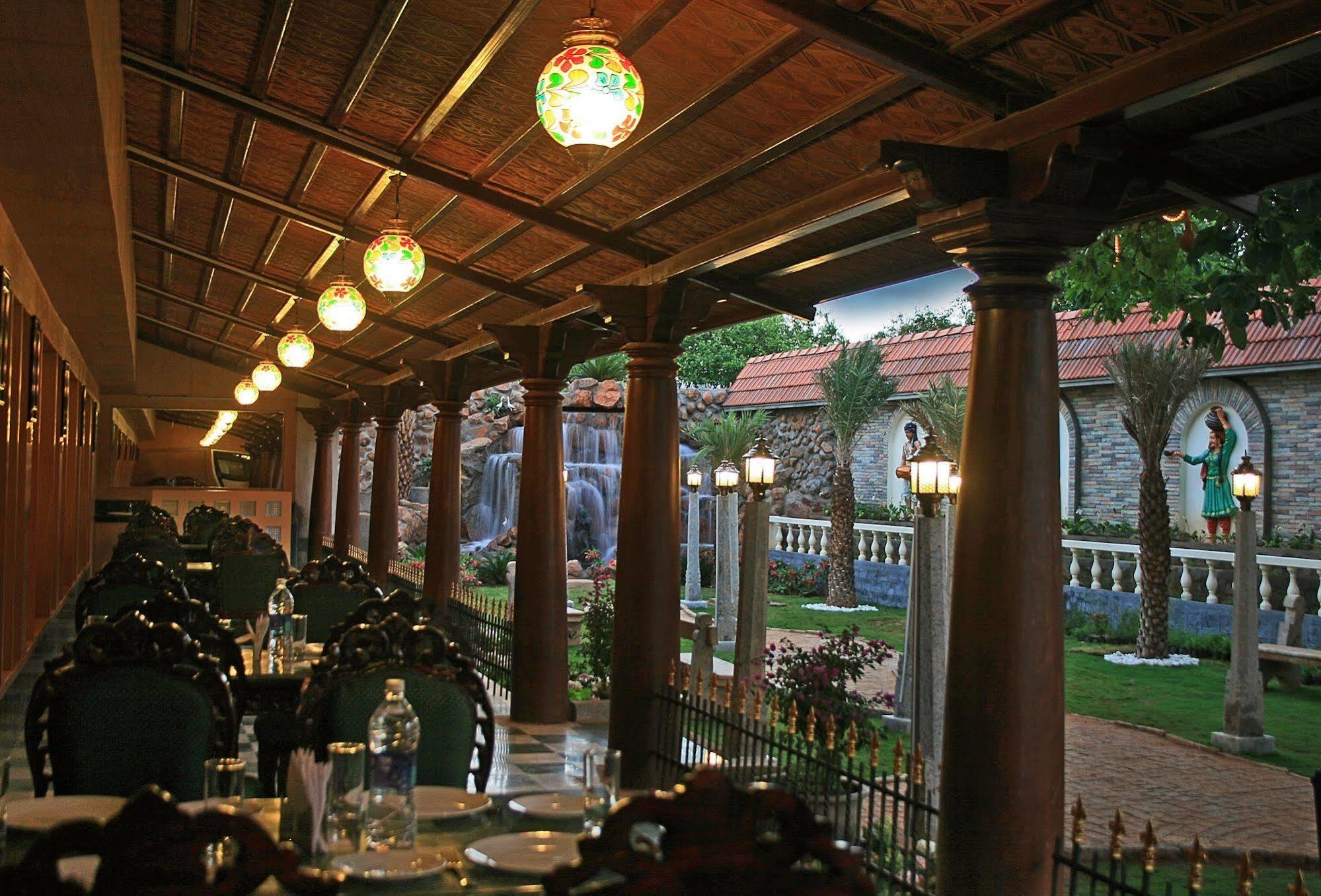 Kumararraja Palace Yelagiri Buitenkant foto