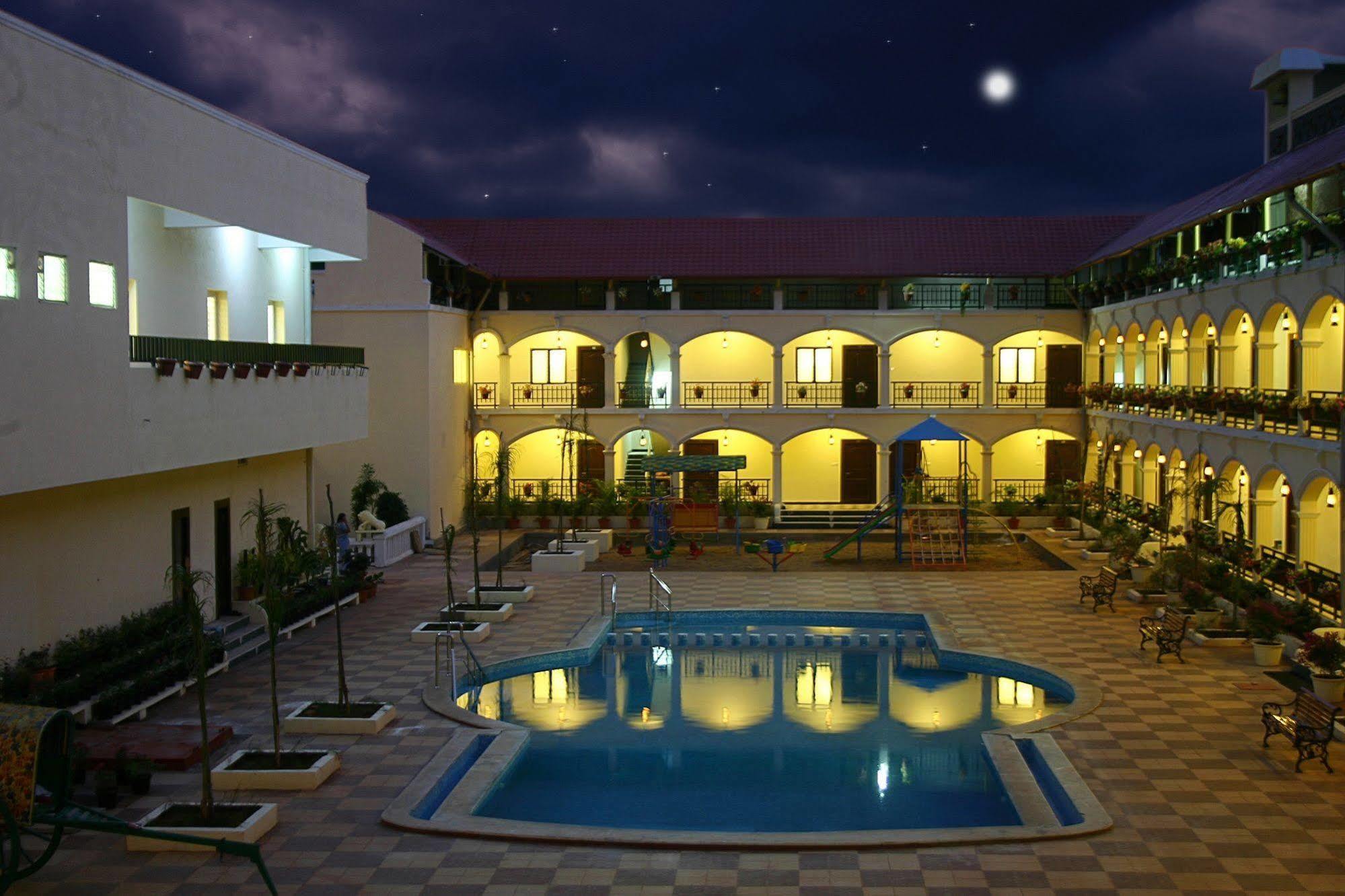 Kumararraja Palace Yelagiri Buitenkant foto