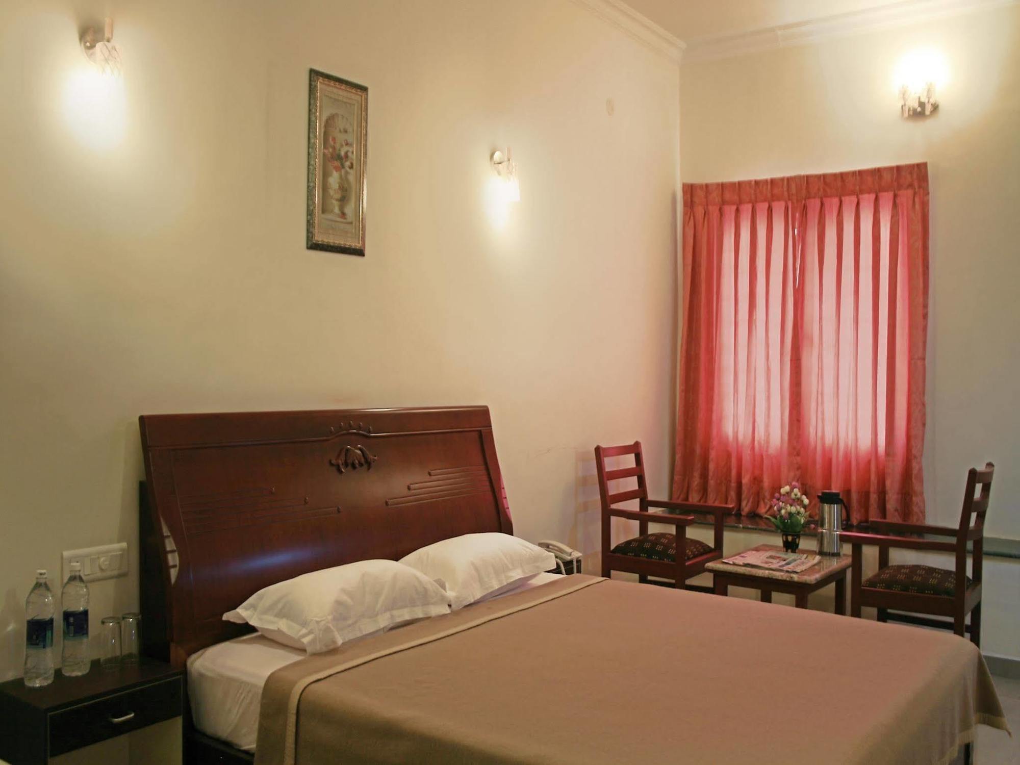 Kumararraja Palace Yelagiri Buitenkant foto